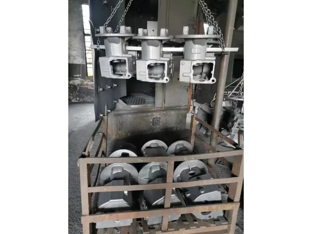 Hook Type Shot Blasting Machine  Spinner Hanger Type Shot Blasting Machine  hoist type shot blast mach (13)57u